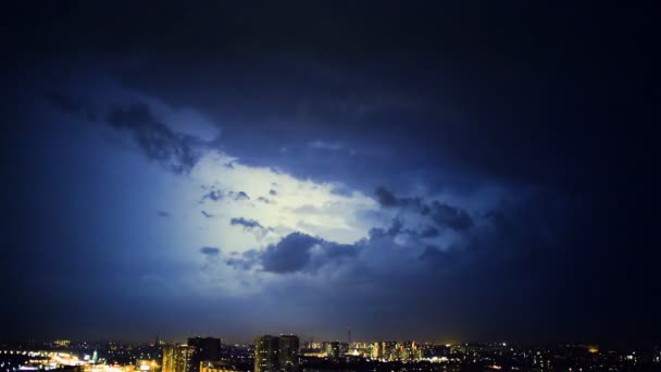 bliksem over stad bij nacht - Video