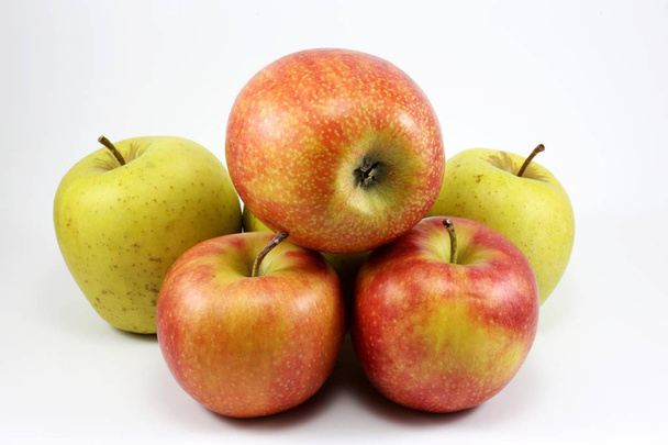 Яблука ізольовані на білому тлі
 - Фото, зображення