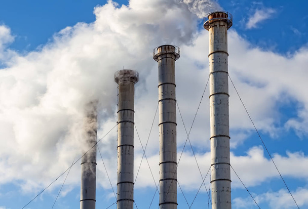 Inquinamento atmosferico da impianti industriali. Fumare pipe industriali
. - Foto, immagini