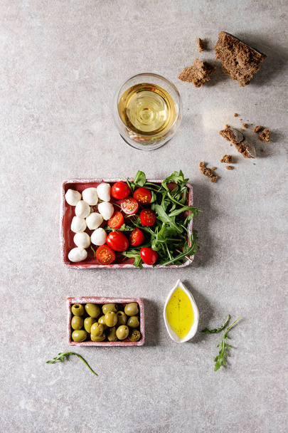 Mozzarella tomatoes olives antipasto - Foto, Bild