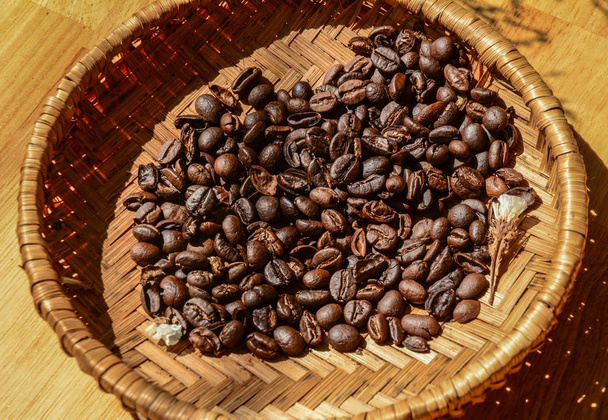 κόκκους καφέ στο καλάθι  - Φωτογραφία, εικόνα