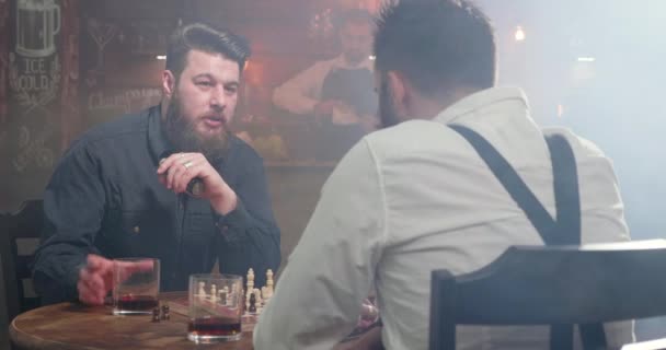 Beste vrienden ontmoet in een rokerige bar voor een schaakspel tijdens een pauze - Video