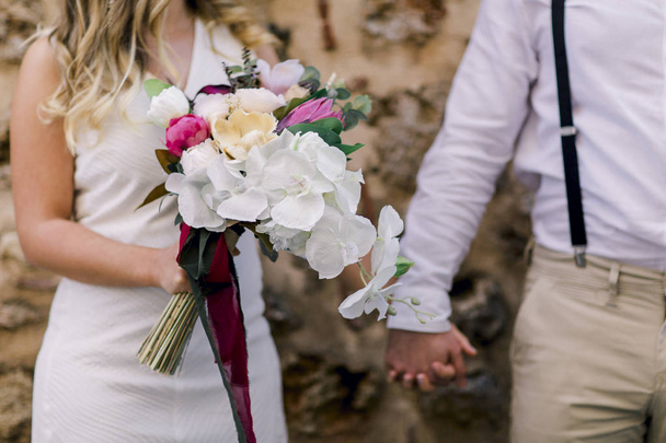 A virágok a kezedben menyasszony - Fotó, kép
