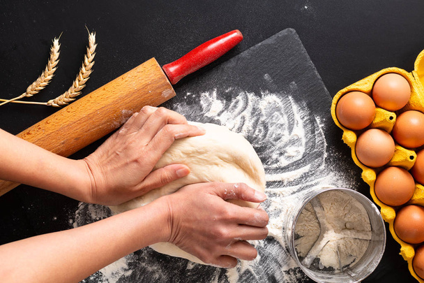 Voedsel bereiding concept overheadkosten schot kneden deeg voor baker - Foto, afbeelding