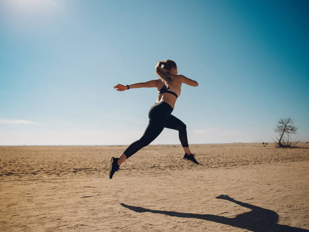 Kumsalda atlama çekici genç kadın  - Fotoğraf, Görsel