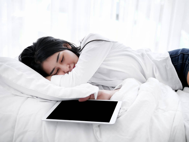 Beautiful Asian woman sleeping on bed with tablet, lifestyle con - Foto, Imagem