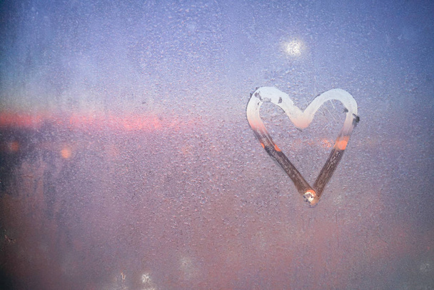 zmrzlé ledové srdce na skle zimní okno - Fotografie, Obrázek