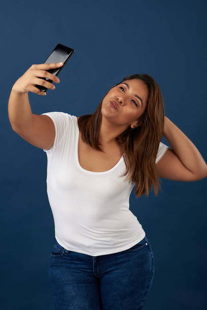 Woman posing for selfie - Foto, afbeelding
