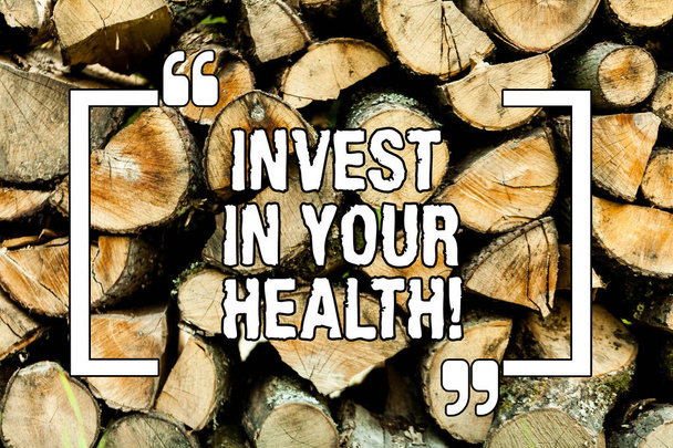Szöveg jel mutatja Invest In Your Health. Fogalmi fénykép költ pénzt a demonstratingal egészségügyi megelőző vizsgálatok fa háttér ötletek szándékok szüreti fa vad üzenet gondolatok. - Fotó, kép