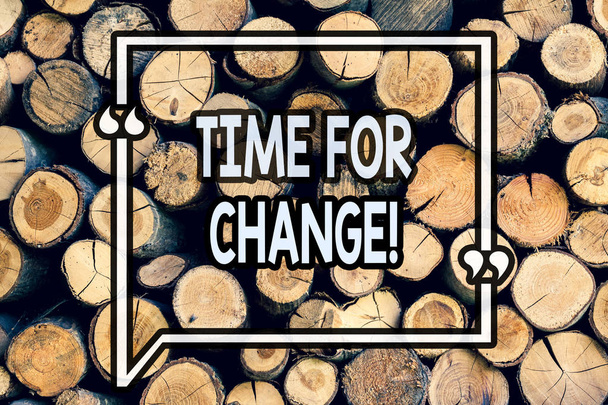 Írásbeli Megjegyzés mutatja az idő a változás. Üzleti fénykép bemutató változó pillanatban fejlődése új kezdetek esélyt, hogy nő fa háttér szüreti fa vad üzenet ötletek szándékok gondolatok. - Fotó, kép