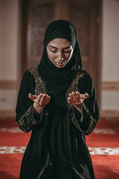 Молодая мусульманка молится в мечети
 - Фото, изображение