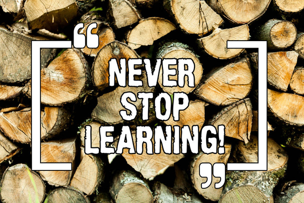 Κείμενο πινακίδα που δείχνει ποτέ σταματήσει μάθησης. Εννοιολογική φωτογραφία κρατήσει εκπαιδεύοντας τον εαυτό σας βελτιώσουν δεξιότητες ξύλινο υπόβαθρο εκλεκτής ποιότητας ξύλο άγριο μήνυμα ιδέες προθέσεις σκέψεις. - Φωτογραφία, εικόνα