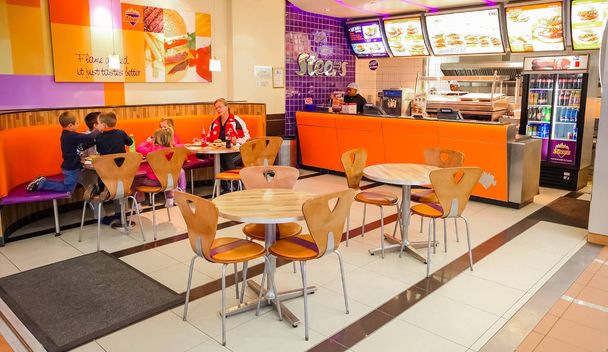 Интерьер ресторана Fast Food Take Out в торговом центре
 - Фото, изображение