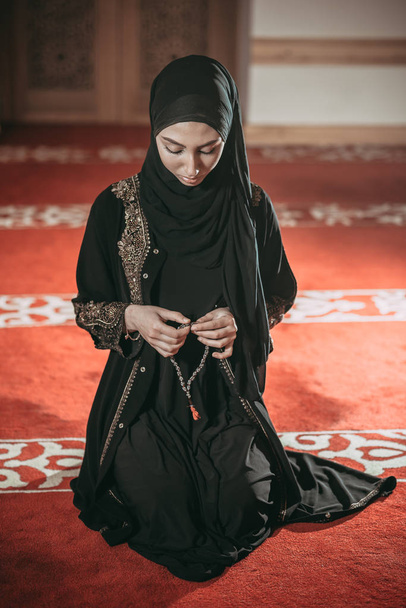 Mujer musulmana joven reza en la mezquita
 - Foto, imagen