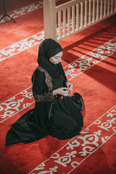 Νεαρή μουσουλμάνα προσεύχεται στο τζαμί - Φωτογραφία, εικόνα