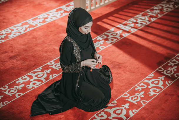 Jovem mulher muçulmana rezar na mesquita
 - Foto, Imagem