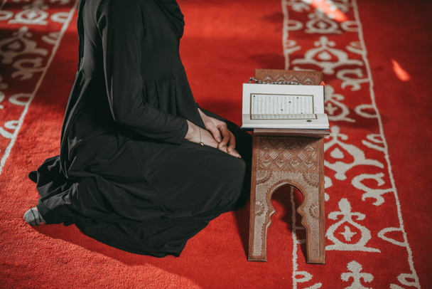 Mulher muçulmana lendo Alcorão na mesquita
 - Foto, Imagem
