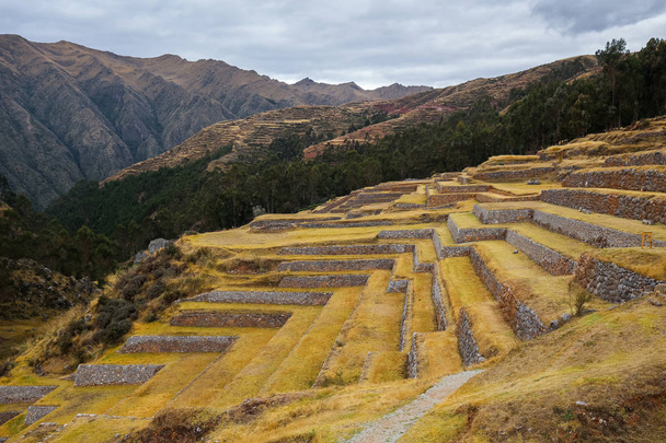 Тераси на руїнах інків будівель. Chinchero, Перу. - Фото, зображення