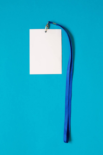 Carte d'identité vide icône de badge avec ceinture bleue, sur fond bleu. Espace pour le texte, modèle de balise d'identité de personnel
. - Photo, image