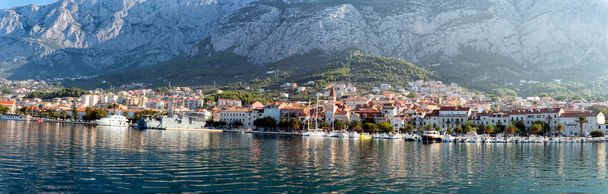 Panoramablick auf den Hafen und die Mittelmeerstadt Makarska, Kroatien - Foto, Bild