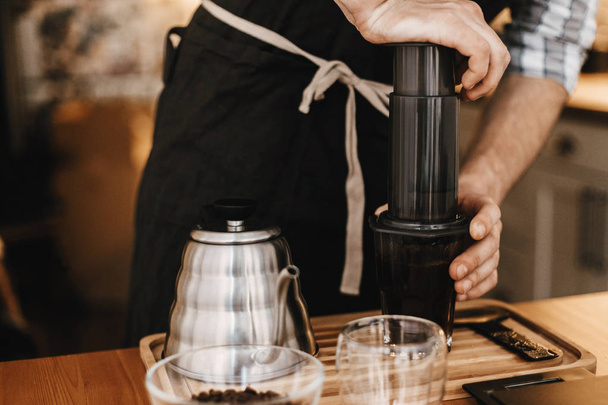professionelle Barista Zubereitung von Kaffee durch Aeropress alternative m - Foto, Bild