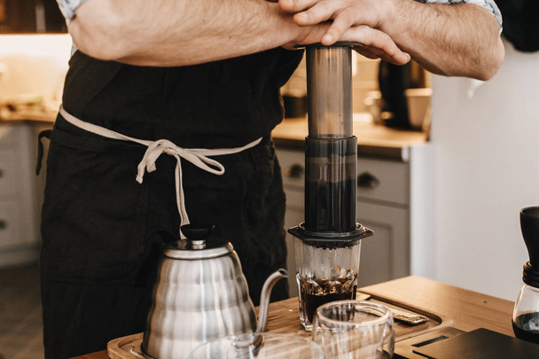 professioneller Barista, der Kaffee in der Aeropress zubereitet, alternative  - Foto, Bild