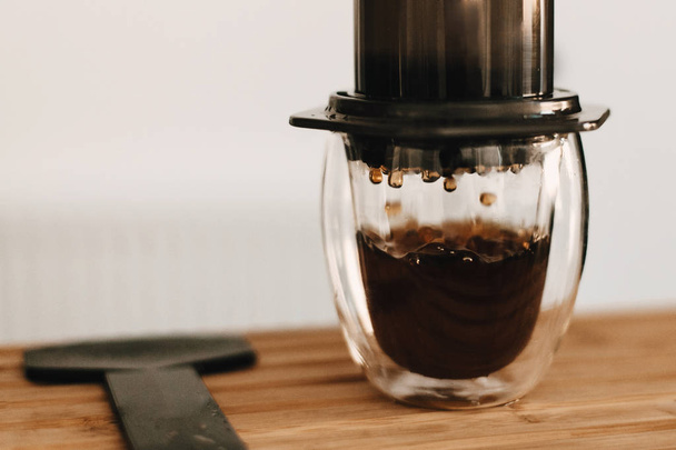 Kaffeetropfen Nahaufnahme im Glas, Aeropress, alternative Kaffeebohnen - Foto, Bild