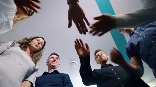 Úspěšný tým v úřadu: mnoho rukou drží pohromadě stojící v kruhu. Koncepce budování týmů. - Záběry, video