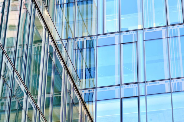 Голубая стеклянная стена современного офисного здания
 - Фото, изображение