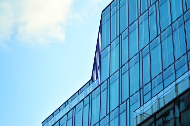 Голубая стеклянная стена современного офисного здания
 - Фото, изображение
