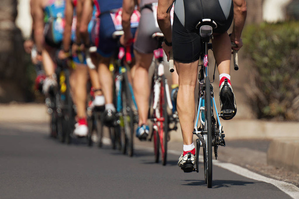 Велосипедні змагання Велоспортсмени катаються на гонці на високій швидкості
 - Фото, зображення