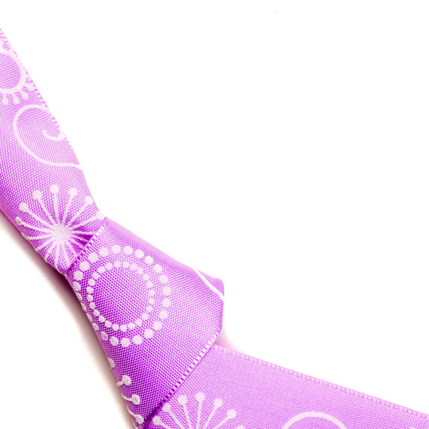 tarjeta de regalo de cumpleaños con lazo violeta y cinta en medio de la decoración
 - Foto, imagen