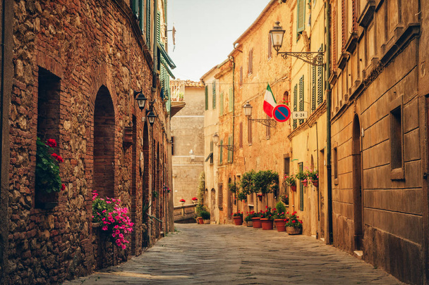 Picturesque view of small old street, imahe taken in Tuscany, Italy - 写真・画像