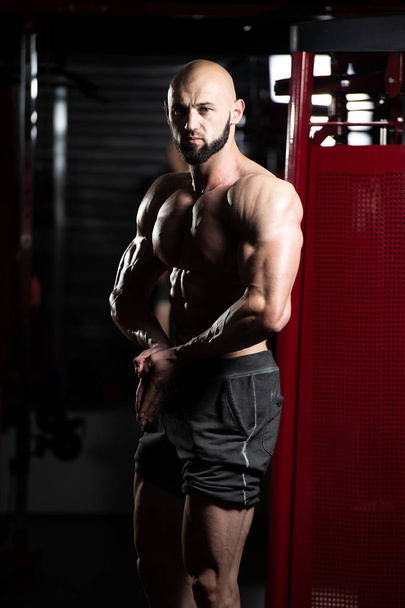 Bodybuilder Performing Most Muscular Pose - Foto, Imagem