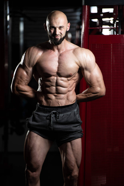 Portrait Of A Fitness Muscular Man - Foto, immagini