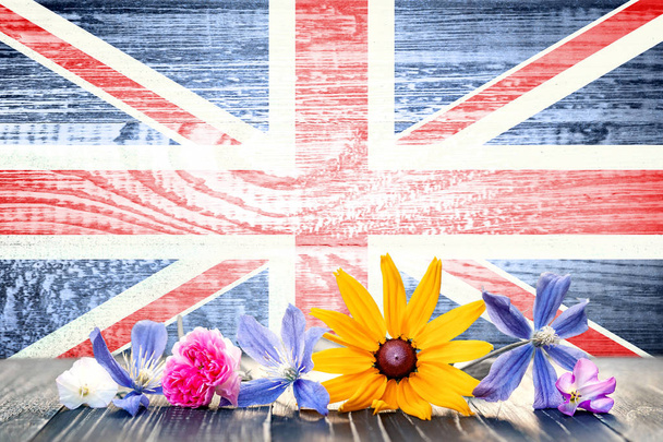 Grunge vlag van Groot-Brittannië met wilde bloemen. Houtstructuur. Achtergrond voor ontwerp en tekst. - Foto, afbeelding