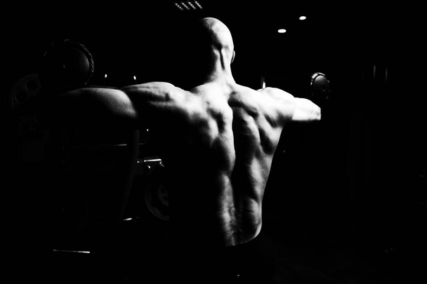 Bodybuilder Exercising Chest On Machine - Foto, immagini