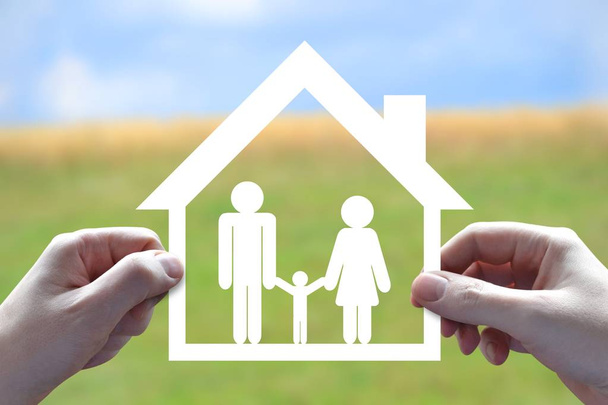 Ház és családi biztosítási koncepciót, kezek, papercut - Fotó, kép