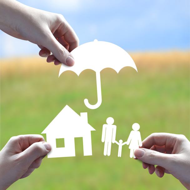 Концепція страхування будинку та сім'ї, руки, вирізані папером
 - Фото, зображення