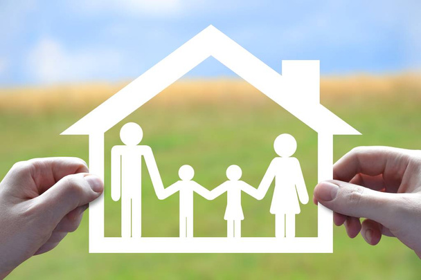 Σπίτι και οικογένεια ασφαλιστική έννοια, τα χέρια, papercut - Φωτογραφία, εικόνα