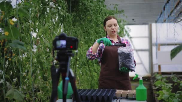 Kobieta blogger jest nagrywanie wideo o ogrodnictwo dla jej Vlog - Materiał filmowy, wideo