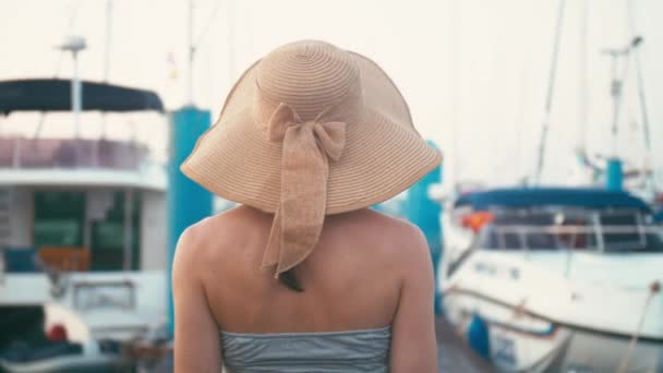 Lady in jurk wandelen op vakantie in luxe jacht en zeilboten-jachthaven pier - Video