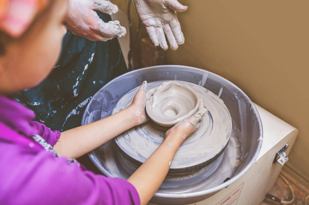 Dítě učí nové dovednosti v keramické dílně  - Fotografie, Obrázek