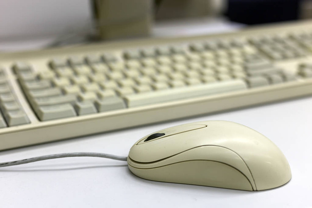 Zbliżenie: biała mysz na niewyraźne tło klawiatury Pc. Nowoczesna koncepcja technologii informacyjno -komunikacyjnych. - Zdjęcie, obraz