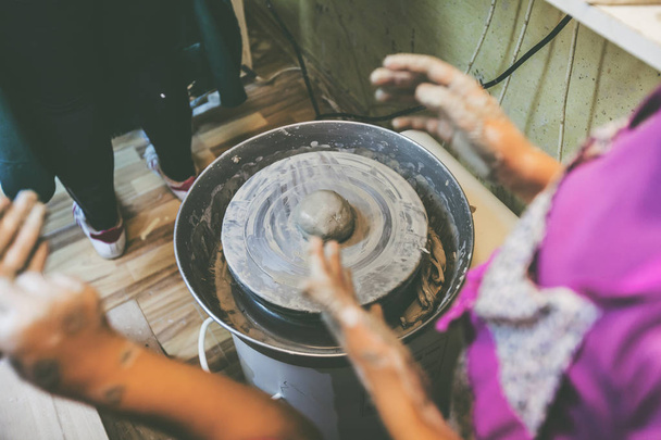 mladý potter ruce práce s hlínou na hrnčířského kruhu - Fotografie, Obrázek
