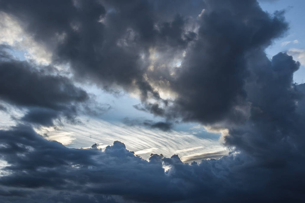 Fırtınalı gökyüzü güneş ışığı ile. Muhteşem bulutlar - Fotoğraf, Görsel