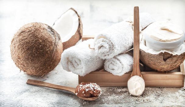 Wellness-Stillleben mit frischen Kokosnüssen und Körperpflegeprodukten - Foto, Bild