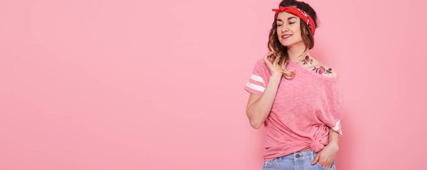 デカール水タトゥー flo のピンク t シャツで美しい少女 - 写真・画像