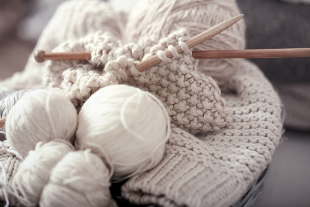 El concepto macro de tejer lana y agujas
 - Foto, imagen