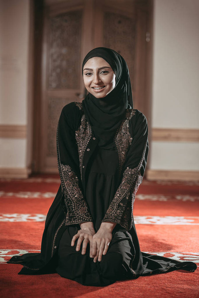 Genç Müslüman kadında dua cami - Fotoğraf, Görsel